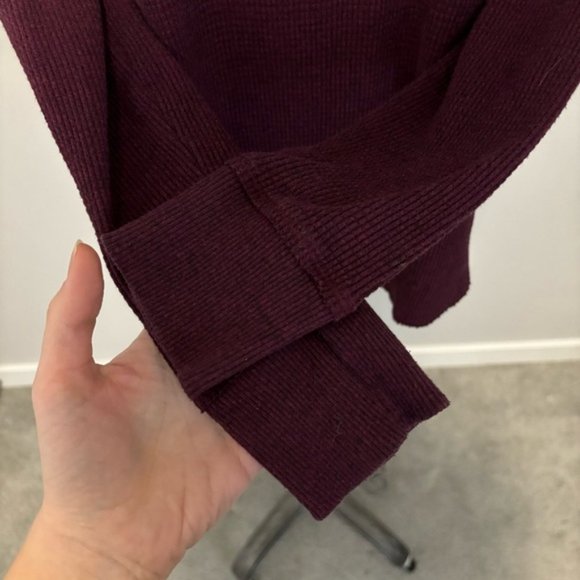 Aritzia TNA Alder Thermal Long Sleeve Waffle Knit Relaxed Fit Top Burgundy Small - Picture 13 of 16